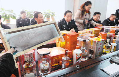 警方缴获的大量假酒、制假机具和制假原料整整装了11卡车。 记者翟小雪 摄