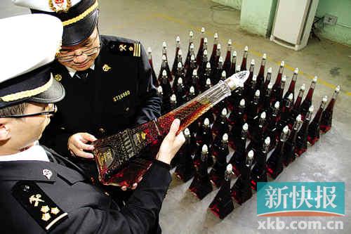 海关关员清点查获的涉嫌走私入境洋酒。
