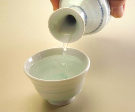 一般人都这样认为，“酒是陈的香”，所以当自己有了好酒，喜欢将其放置起来。放起来的好处，一来是因酒越放得久，越是香醇，二来是白酒不断涨价，藏起来更加保值。