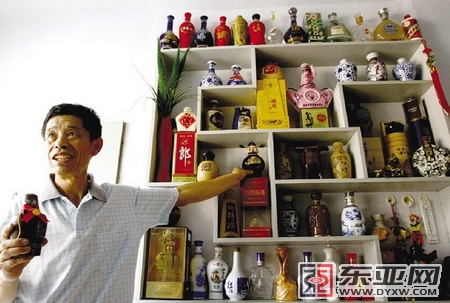 潘中山的博古架像一个小小的“酒瓶世界” 本组图片 记者 王振东 摄