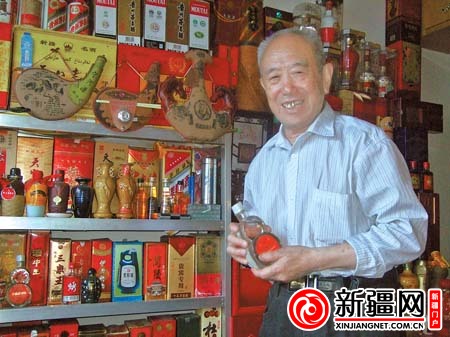 6月11日，米东区万和街八旬老人李风顺展示收藏的白酒。(本报记者吴玉梅摄)