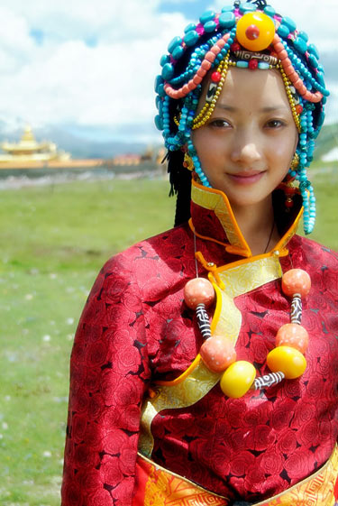 藏族女性服饰犹如一朵美丽的格桑花