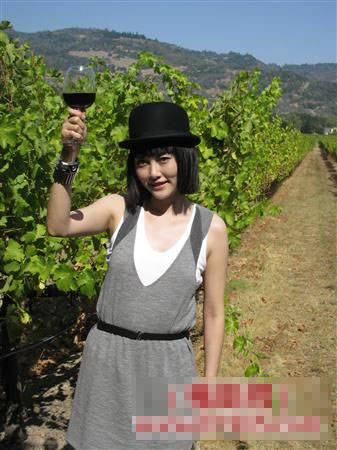 
菊地凛子手拿酒杯徜徉在葡萄田中