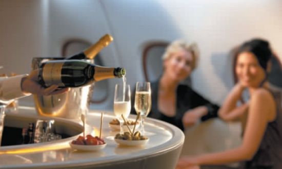 阿联酋航空空客A380头等舱的空中行政酒廊，提供数十种酒，最奢华的一款为Cuvee Dom Perignon香槟。