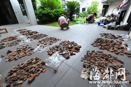 本次发掘出土了数以万计的陶片，而且纹理各异