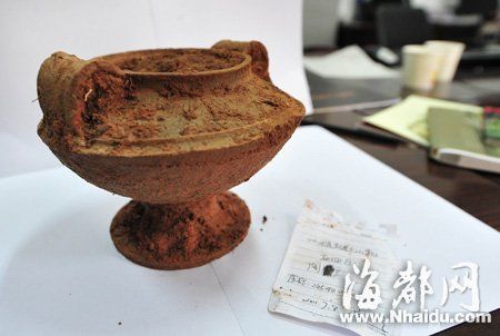 直径达15厘米的陶豆，造型仿青铜器，关键是能保存得这么完整很难得