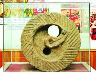 老龙口出土“子母孔秋坯磨（上磨）”被鉴定为国家三级保护文物，现收藏在老龙口酒博物馆内。