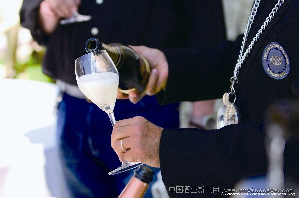 点击放大
