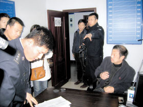 局长酒后驾车追撞挑衅女警 被抓后自称开玩笑