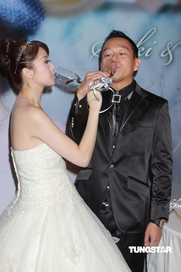 图文：港姐徐淑敏大婚-喝交杯酒