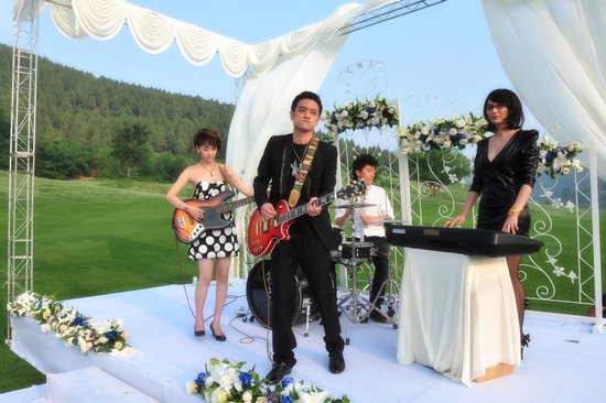 《戒烟不戒酒》莫小棋助兴朱时茂婚礼 激情献吻