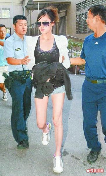裴琳蛮横袭警被带上手铐，没驾照酒驾撞公交车被捕