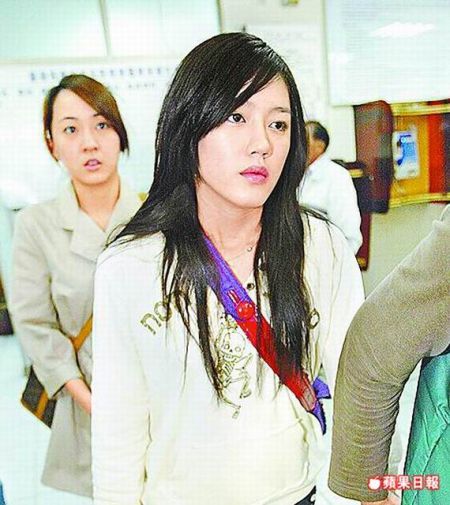 裴琳2007年被查获吸大麻后，前往台湾板桥地检署应讯