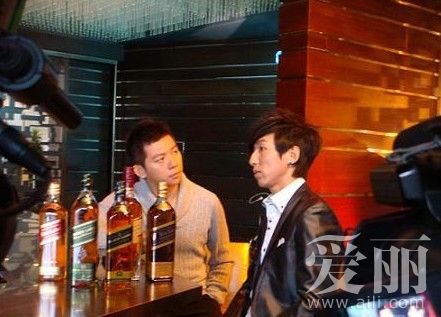 哥俩好喝酒都那么默契