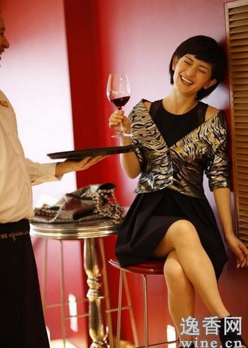 谢娜模仿《葫芦娃》蛇精曾与宋丹丹李静品红酒