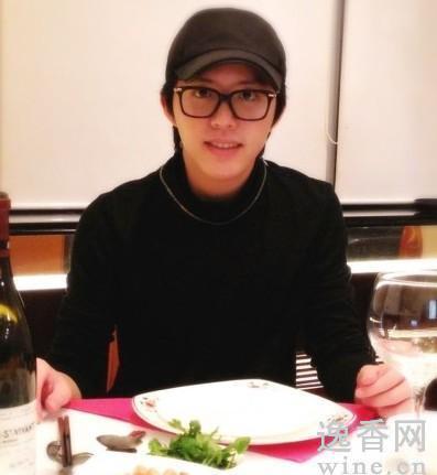 李云迪与神秘女小酌钢琴王子酷爱葡萄酒（图）