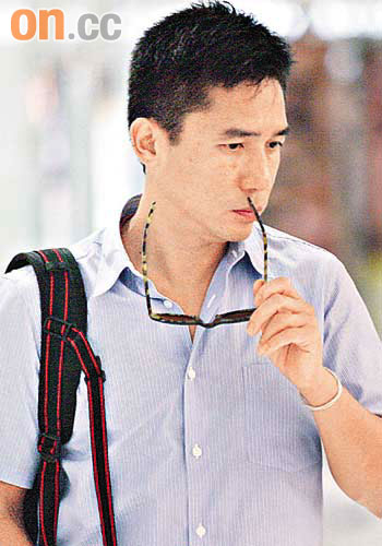 梁朝伟为新片瘦身戒酒独自逛街呆望开瓶器(图)
