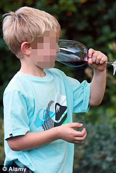 英国3岁最小“酒鬼”“酗酒”数月被送医院戒酒