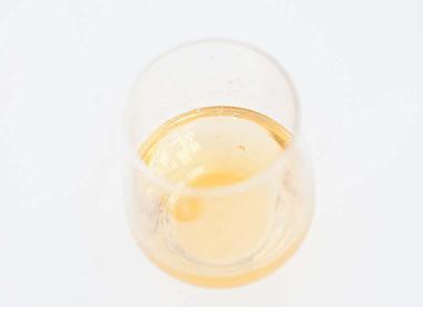 清澈的琥珀黄