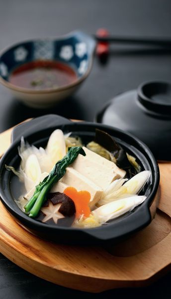 豆腐蔬菜煲的汤水不多，不会减弱酒的味道，是冬夜归来暖人心的餐酒搭配。