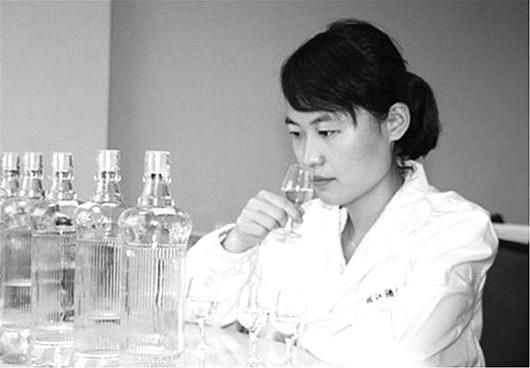 图为：胡格唯一的一张评酒照片