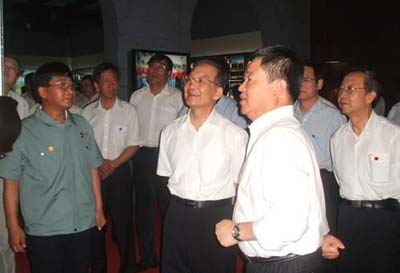 温总理在宁高宁及当地政府领导陪同下视察华夏生产车间