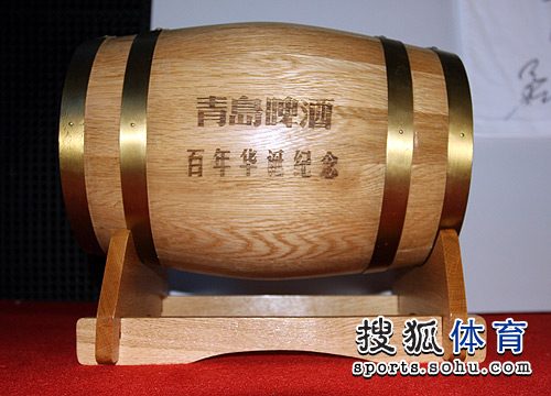 图文：青岛啤酒拍品一览 百年纪念酒