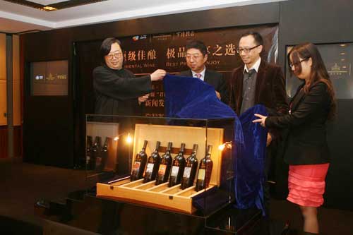 中粮集团中粮酒业副总经理王红女士、中粮 君顶酒庄总裁陈云昌先生、《罗博报告》主编 瘦马先生、《罗博报告》封面顶级艺术家叶放 先生共同启动2009全球限量版“君顶-私享家”