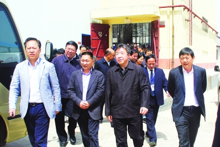 省委书记卢展工亲临杜康生产基地调研、指导工作