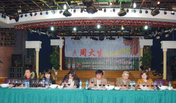 评委们在认真品评