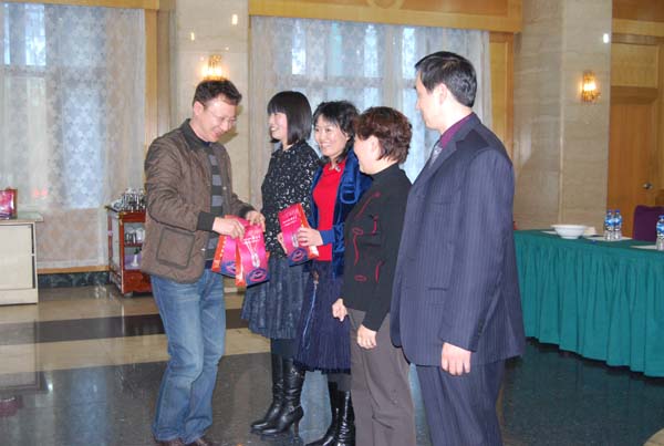 赵维利先生给获奖者颁奖