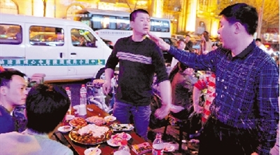 “反酒第一人”夜市“抢酒杯”