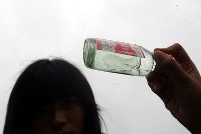喝江津老白干 未开封酒底惊现玻璃块(图)