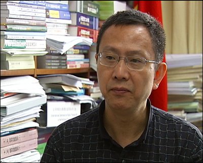 财政部财政科学研究所所长贾康认为，新出台的白酒消费税政策，本意在于压缩部分白酒生产企业偷逃税款空间，并非想把负担转嫁给消费者，在市场竞争条件下，白酒厂家有自主定价的权力，但消费者却有权选择是否购买，白酒厂家需要领会这个新规定的实质。