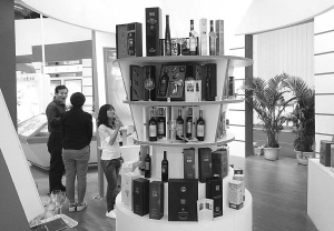 市民驻足红酒展台前