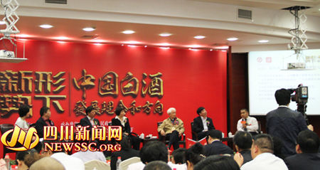 3月图为25日，以“新形势下白酒发展理念与方向”为主题的“中国白酒东方论坛•泸州论坛”在泸州举行。（图片来源：四川新闻网）