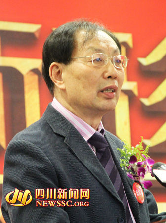 图为营销界泰斗、中山大学国际营销学教授卢泰宏建议白酒行业抓住商务和个体消费。（图片来源：四川新闻网）