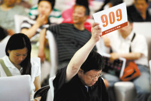 拍卖现场多方举牌竞价，拍卖价格不断飙升。