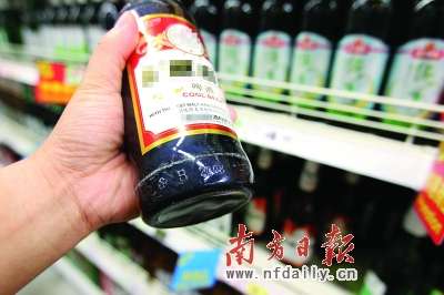买啤酒时记得看酒瓶上的生产日期。　　　　　　　　　李细华　摄