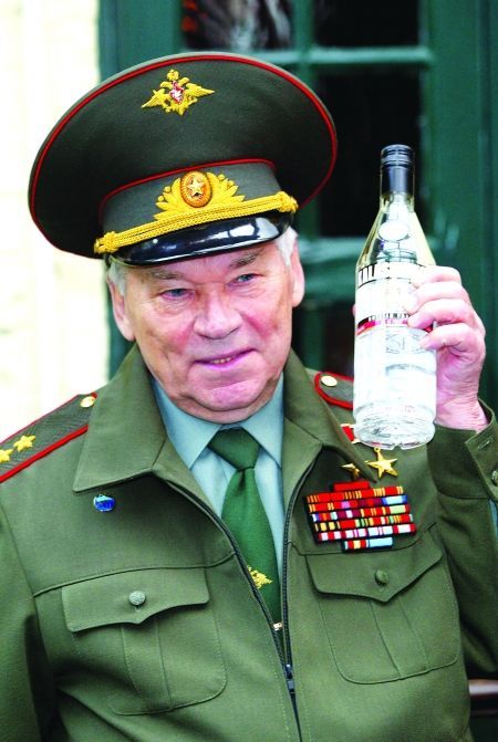 “枪王”90岁 总统敬酒(组图)