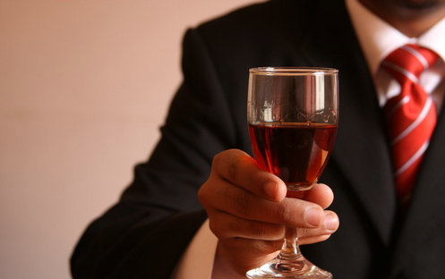 喝自酿葡萄酒易中毒 等于“慢性自杀”
