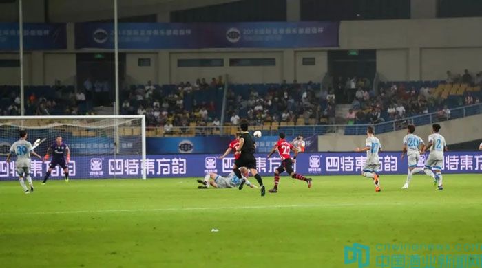 足球教练在酒吧打球违法吗,足球教练在酒吧打球违法吗知乎